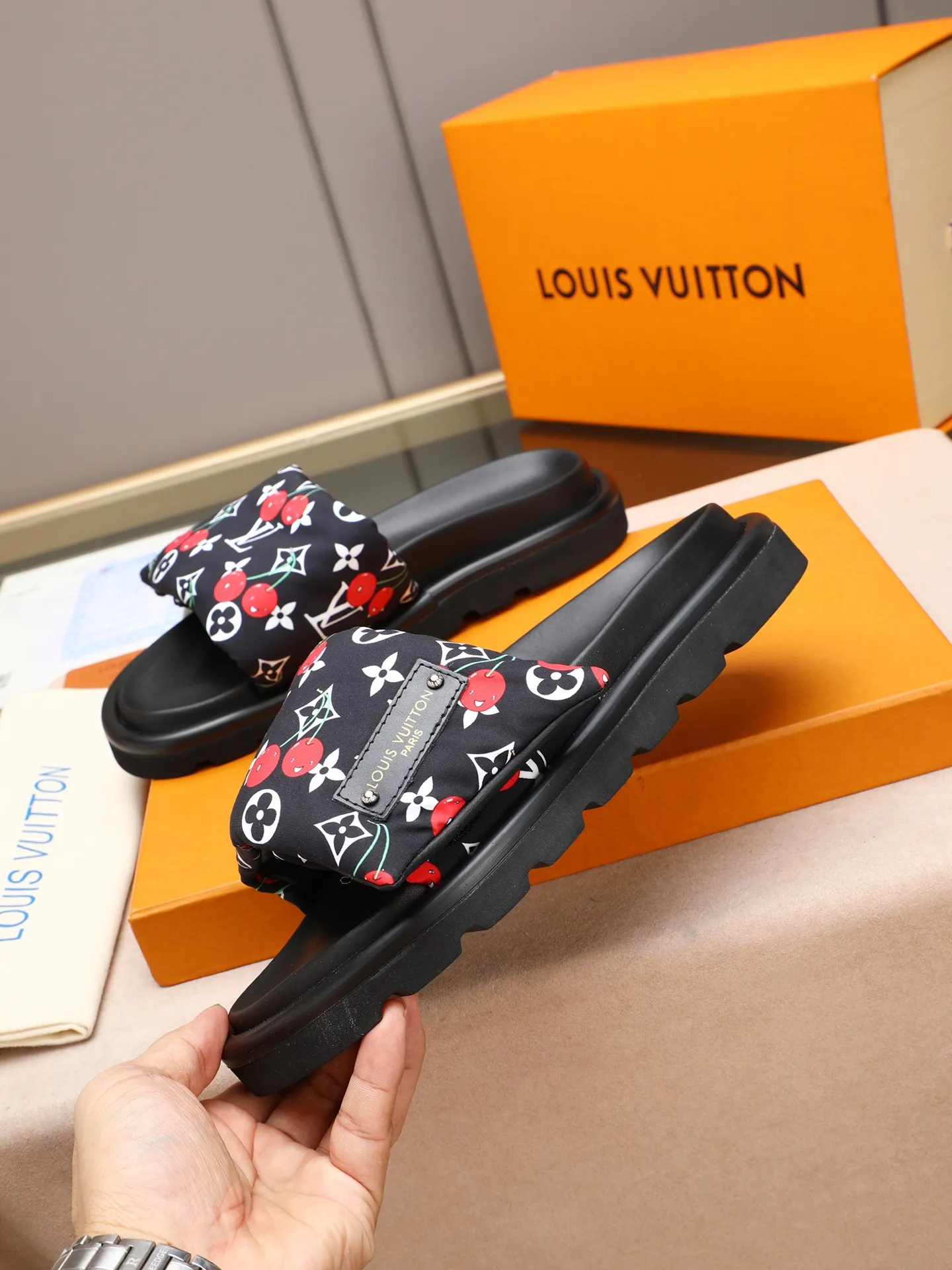 PP360 [LOUIS VUITTON] Louis Vuitton, LV printing, men's and women's slippers are on the market. The drawer box packaging comes with a cloth bag and a card. The upper pattern looks very soft and waxy, and it is a super versatile leg slimming tool. Fabric: imported denim/canvas/old fabric, LV hardware LOGO, official website pattern printing, comfortable to wear, feet: high-elastic PU water table. Sole: foam sole, heel height: about 5cm. Code number: 35-46, 35, 45, 46 are custom-made and non-returnable. Color: multiple colors and styles available.